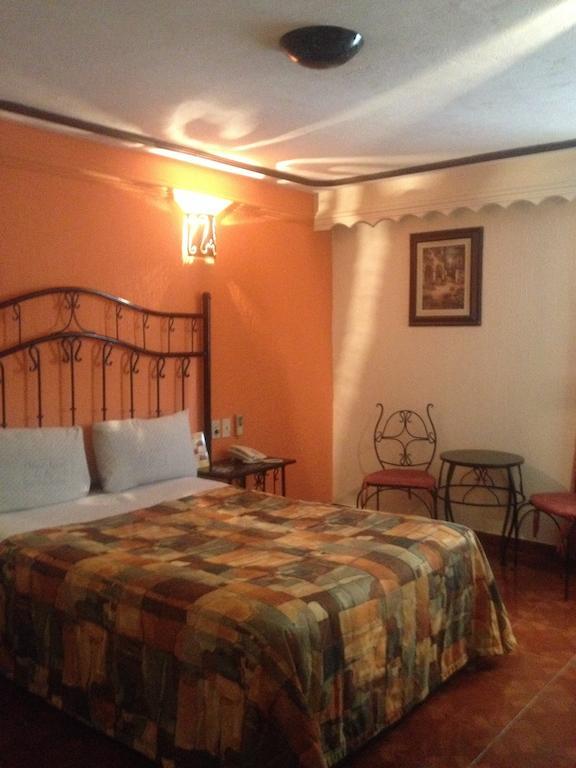 Hotel La Paz Guadalajara Zimmer foto